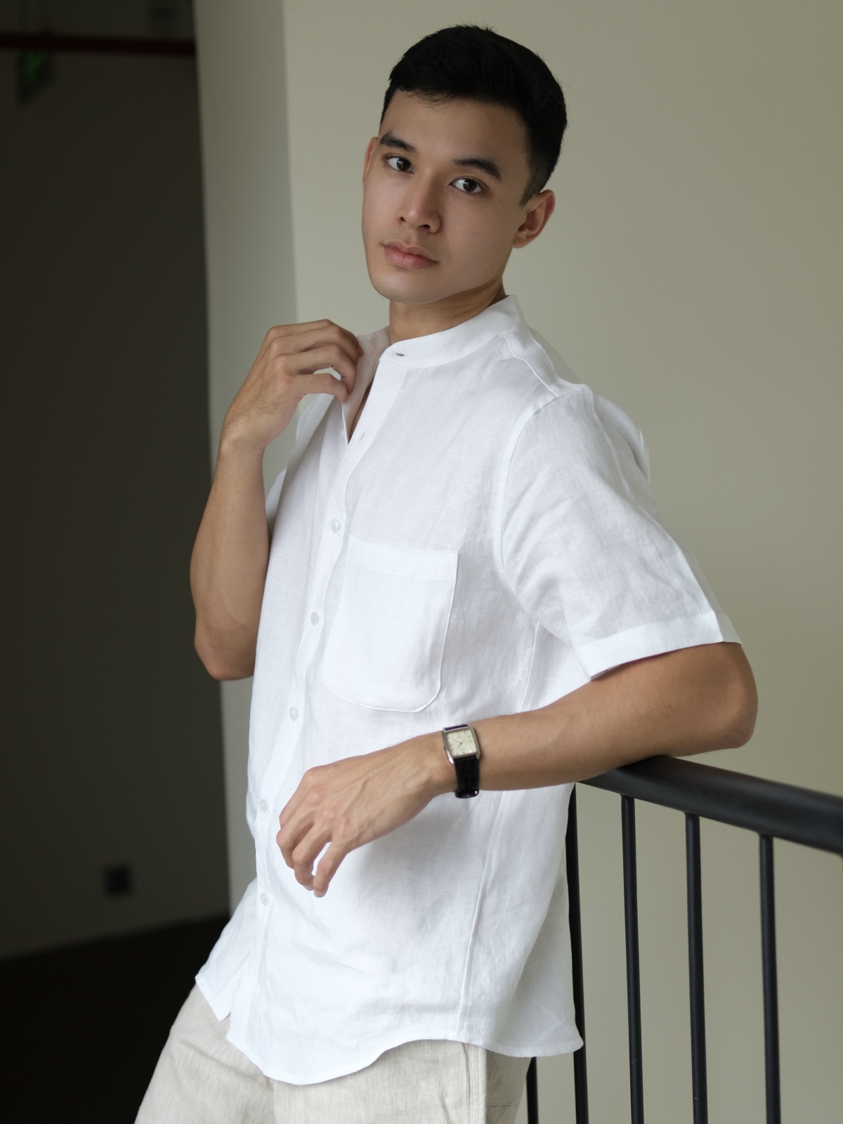 Áo linen cao cấp tay ngắn nam màu trắng cổ trụ vạt bầu